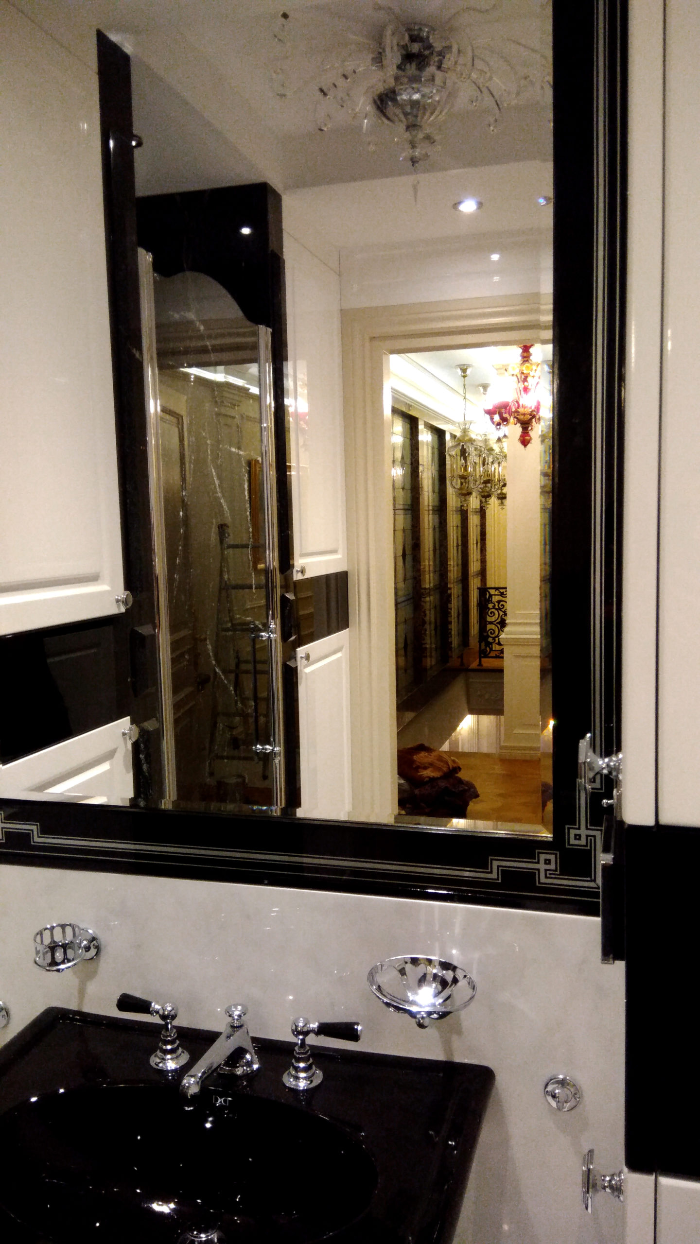 Wykonanie czarnego lustra do łazienki w apartamencie na warszawskiej Sadybie